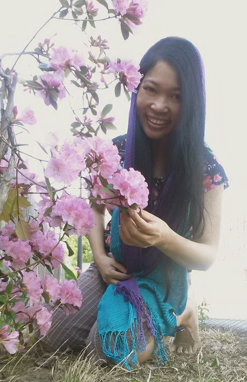 Jendhamuni holding flowers050815
