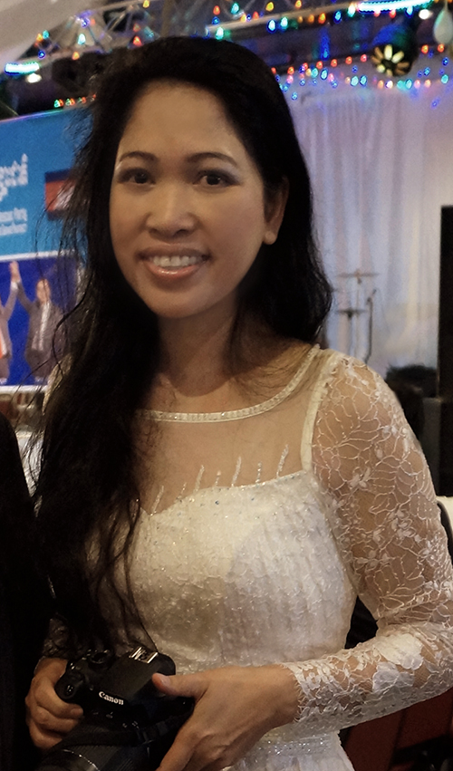 Jendhamuni holding camera