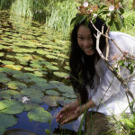 Jendhamuni-holding-lotus1