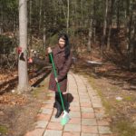 Jendhamuni holding broom010817